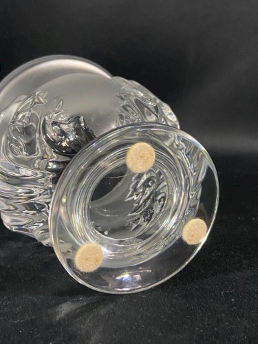 Vase sur piedouche à décor feuillagé signé LALIQUE Saint-Cloud paire possible