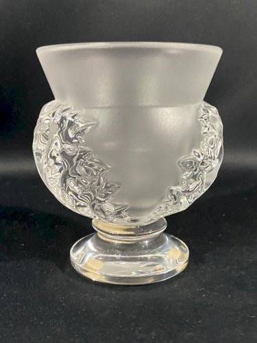 Vase sur piedouche à décor feuillagé signé LALIQUE Saint-Cloud paire possible