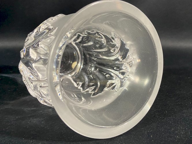 Vase sur piedouche à décor feuillagé signé LALIQUE Saint-Cloud paire possible