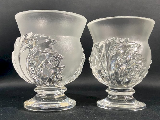 Vase sur piedouche à décor feuillagé signé LALIQUE Saint-Cloud paire possible