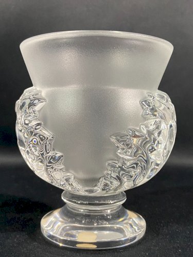 Vase sur piedouche à décor feuillagé signé LALIQUE Saint-Cloud paire possible