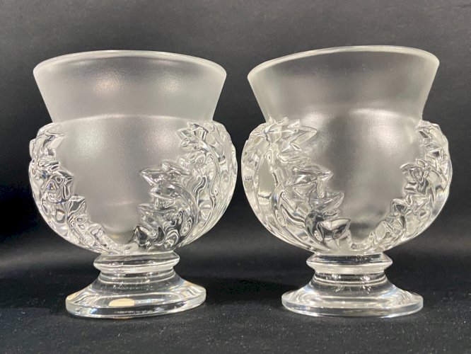 Vase sur piedouche à décor feuillagé signé LALIQUE Saint-Cloud paire possible