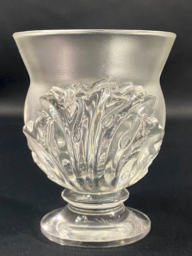 Vase sur piedouche à décor feuillagé signé LALIQUE Saint-Cloud paire possible