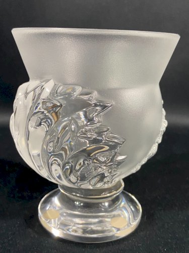 Vase sur piedouche à décor feuillagé signé LALIQUE Saint-Cloud paire possible