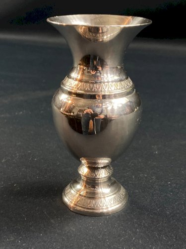Vase sur piédouche style Empire en métal argenté  à décor de rais de coeur