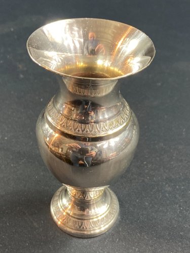 Vase sur piédouche style Empire en métal argenté  à décor de rais de coeur