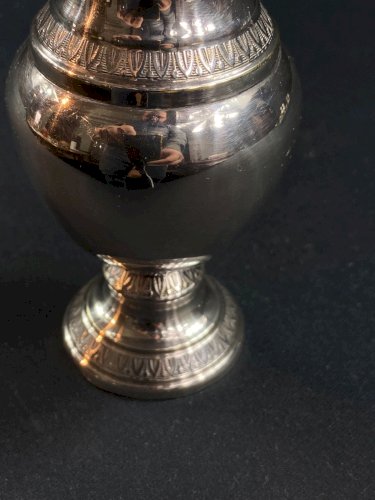 Vase sur piédouche style Empire en métal argenté  à décor de rais de coeur