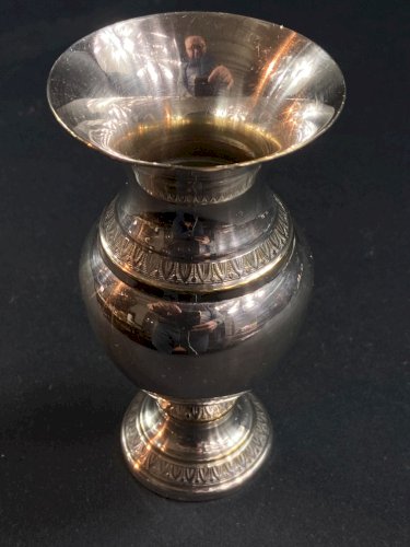 Vase sur piédouche style Empire en métal argenté  à décor de rais de coeur
