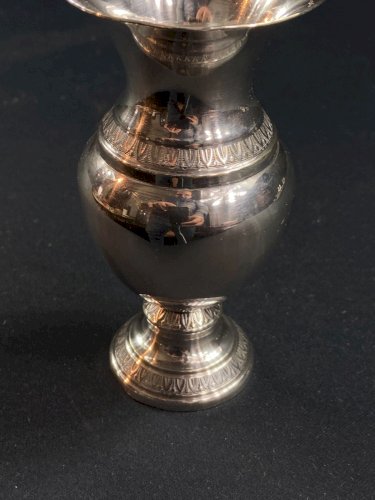 Vase sur piédouche style Empire en métal argenté  à décor de rais de coeur