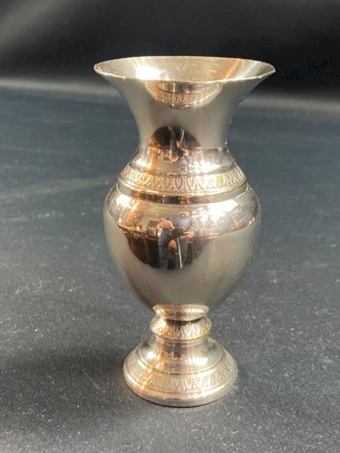 Vase sur piédouche style Empire en métal argenté  à décor de rais de coeur