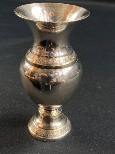 Vase sur piédouche style Empire en métal argenté  à décor de rais de coeur