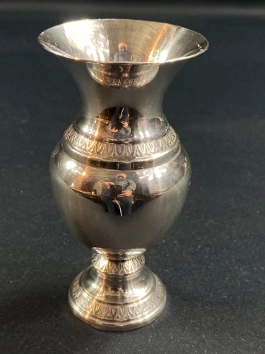 Vase sur piédouche style Empire en métal argenté  à décor de rais de coeur