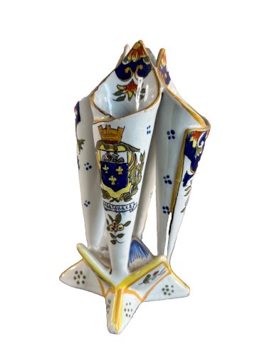 Vase tripode en faïence émaillée – décor aux armes de Versailles