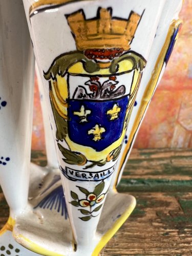 Vase tripode en faïence émaillée – décor aux armes de Versailles