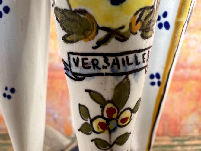Vase tripode en faïence émaillée – décor aux armes de Versailles