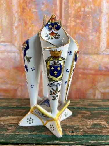 Vase tripode en faïence émaillée – décor aux armes de Versailles