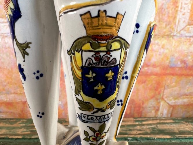 Vase tripode en faïence émaillée – décor aux armes de Versailles
