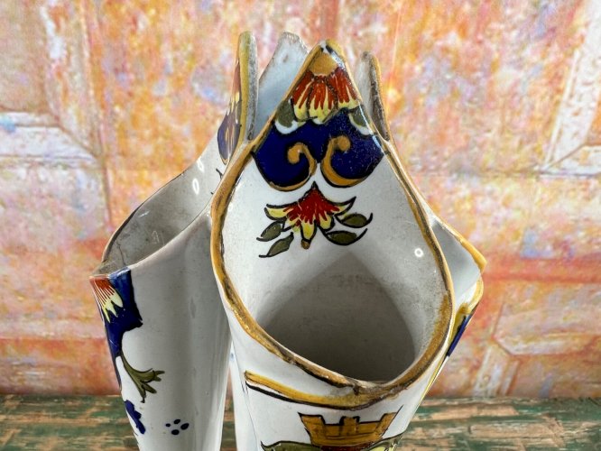 Vase tripode en faïence émaillée – décor aux armes de Versailles