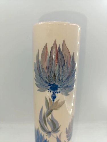 vase tube breton signé Youen à decor floral en bon etat