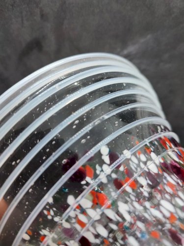 Vase typique style murano avec incrustation de couleur en bon etat