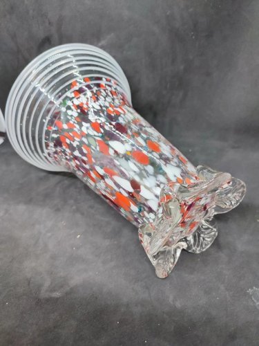 Vase typique style murano avec incrustation de couleur en bon etat