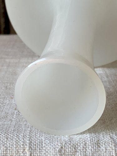 Vase verre opalin blanc design 1970