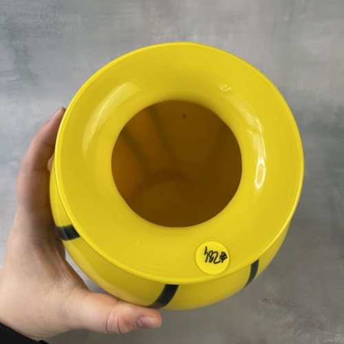 Vase verre soufflé main jaune à spirale , tango verre de Bohème ? Murano ?