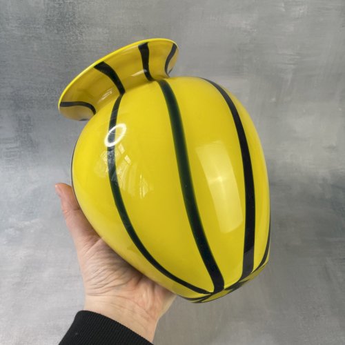 Vase verre soufflé main jaune à spirale , tango verre de Bohème ? Murano ?