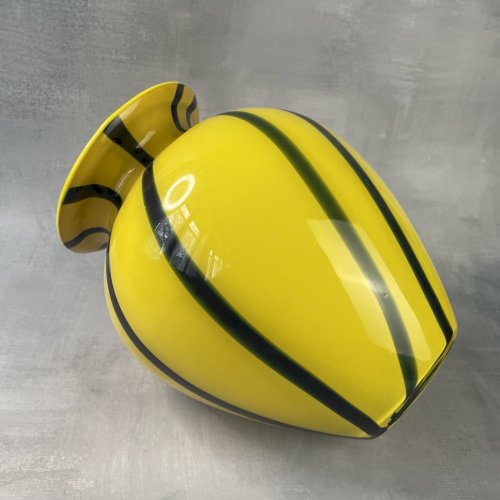 Vase verre soufflé main jaune à spirale , tango verre de Bohème ? Murano ?