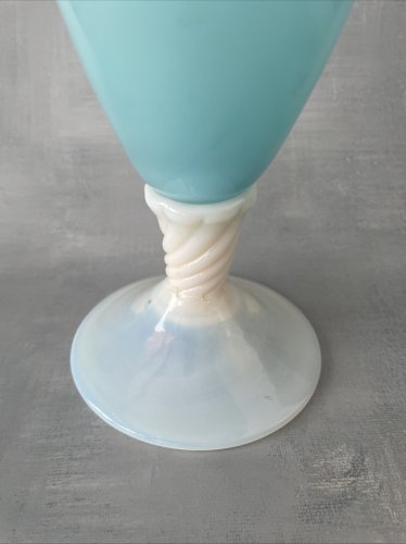 Vase verseuse grande aiguière opaline bleu & blanc verre opalin vintage ~38,5 cm