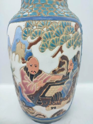 Vase vietnamien a decor de personnages multicouleur en bon etat