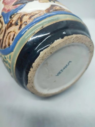 Vase vietnamien a decor de personnages multicouleur en bon etat