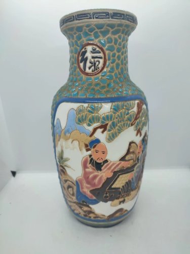 Vase vietnamien a decor de personnages multicouleur en bon etat