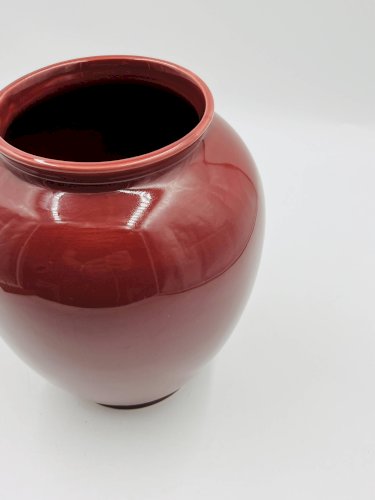 Vase vintage en céramique émaillée rouge bordeaux