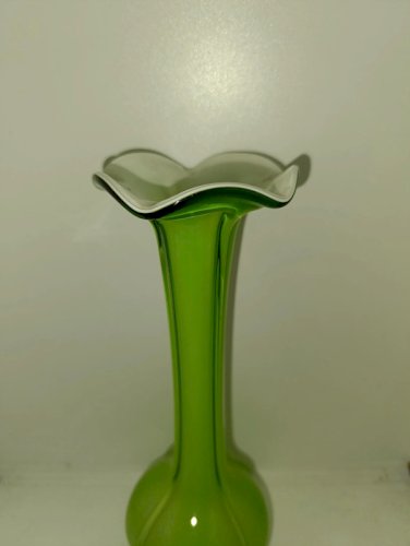 vase vintage en verre vert en forme de fleur en bon etat