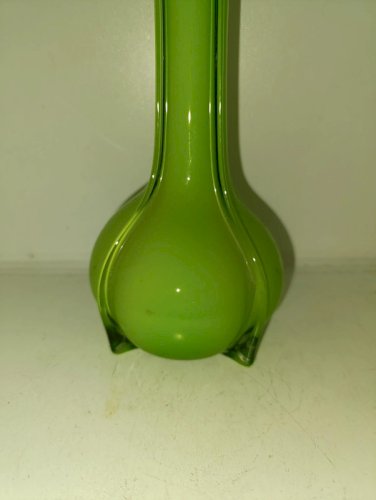 vase vintage en verre vert en forme de fleur en bon etat