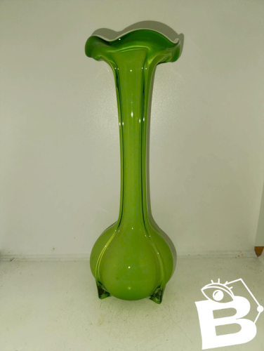 vase vintage en verre vert en forme de fleur en bon etat
