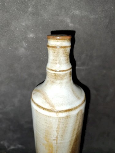 vase/bouteille en gres signature à determiner en bon etat