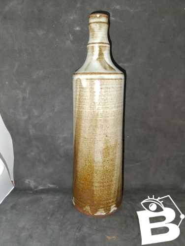 vase/bouteille en gres signature à determiner en bon etat