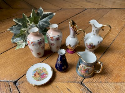 Vases miniatures, aiguières, pot à lait et assiette, porcelaine de Limoges