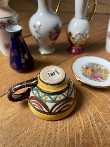 Vases miniatures, aiguières, pot à lait et assiette, porcelaine de Limoges
