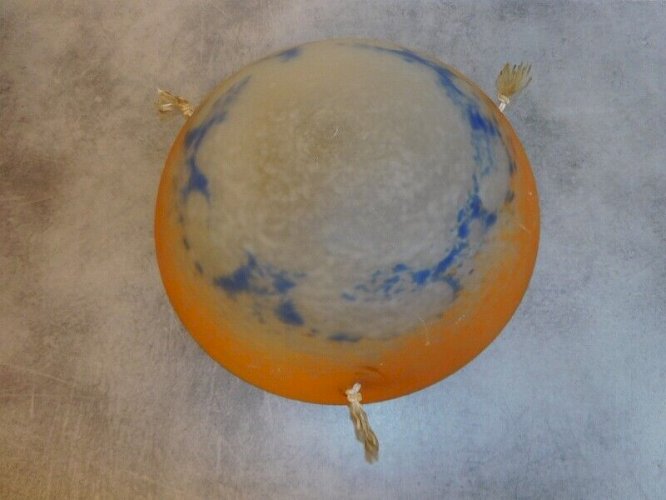 VASQUE DE PLAFONNIER EN PATE DE VERRE ORANGE ET BLEU SIGNEE