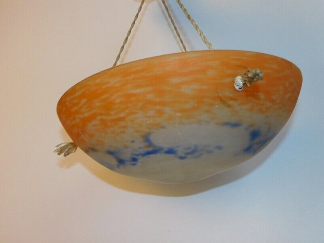 VASQUE DE PLAFONNIER EN PATE DE VERRE ORANGE ET BLEU SIGNEE