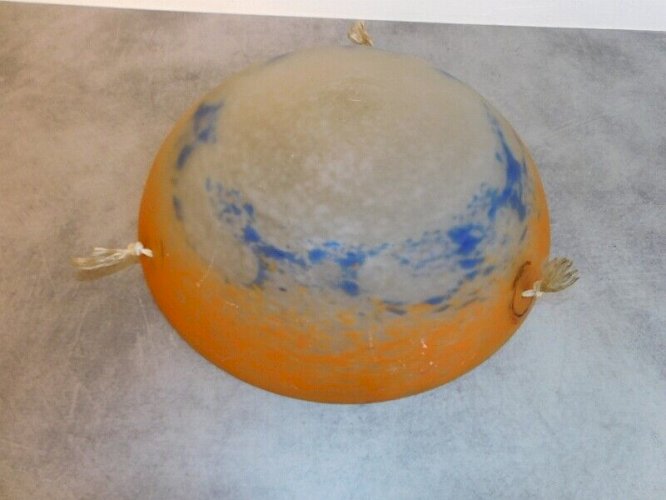 VASQUE DE PLAFONNIER EN PATE DE VERRE ORANGE ET BLEU SIGNEE