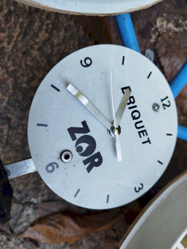 Vélo de route publicitaire briquet Zor et horloge. Hauteur : 43 cm