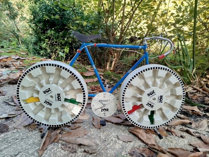 Vélo de route publicitaire briquet Zor et horloge. Hauteur : 43 cm