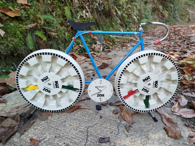 Vélo de route publicitaire briquet Zor et horloge. Hauteur : 43 cm