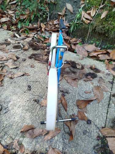 Vélo de route publicitaire briquet Zor et horloge. Hauteur : 43 cm