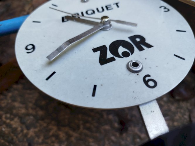 Vélo de route publicitaire briquet Zor et horloge. Hauteur : 43 cm