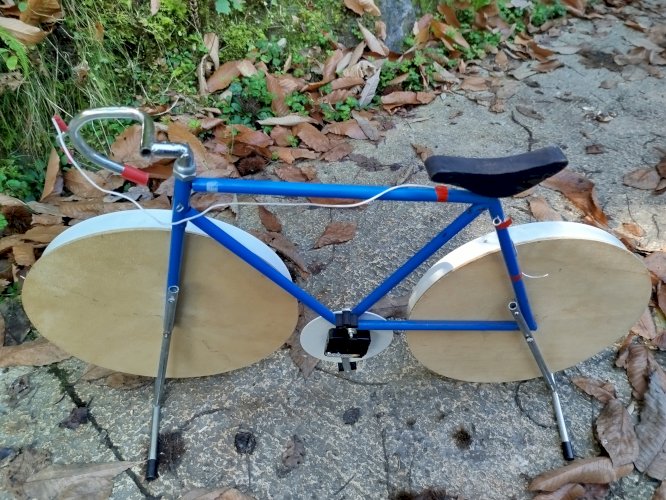 Vélo de route publicitaire briquet Zor et horloge. Hauteur : 43 cm